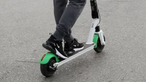 Ανήλικος άρπαξε ηλεκτρικό πατίνι από 21χρονο στη Θεσσαλονίκη απειλώντας τον ότι έχει μαχαίρι