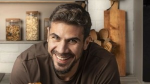 Άκης Πετρετζίκης: «Η  αχίλλειος πτέρνα του ανδρός είναι η κόρη του» (Βίντεο)