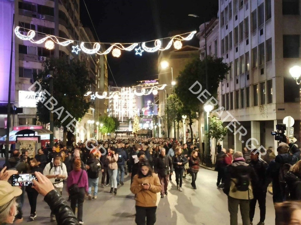 Σε εξέλιξη η μεγάλη πορεία στο κέντρο της Αθήνας στη μνήμη του Αλέξη Γρηγορόπουλου – Δίνουν το παρών 9.000 άνθρωποι