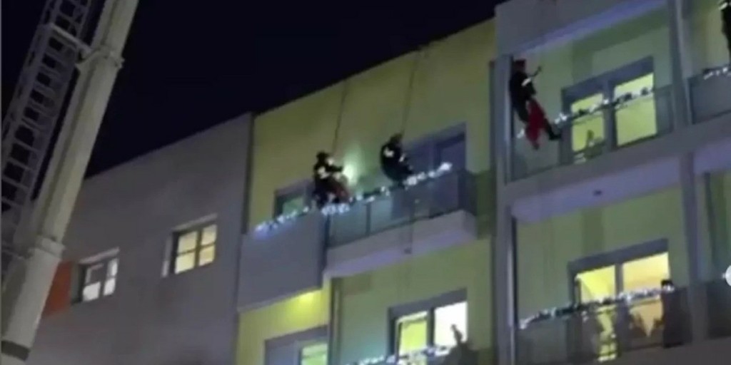 Πυροσβέστες έφεραν χαμόγελα σε μικρά παιδιά – Στόλισαν το κτίριο της ογκολογικής μονάδας στο «Παίδων» (Vid)