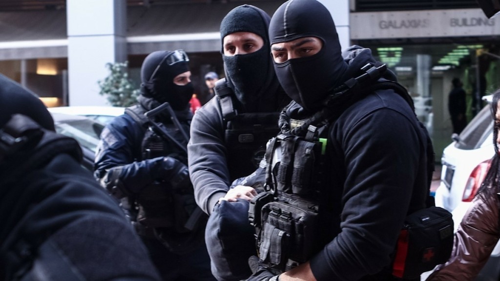 Ρέντη: Στα δικαστήρια Πειραιά ο 18χρονος που ομολόγησε τη δολοφονική επίθεση με φωτοβολίδα στον 31χρονο αστυνομικό