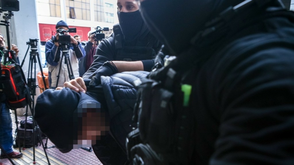 Ρέντη: Πήρε προθεσμία για την Πέμπτη ο 18χρονος – «Ζητάει συγγνώμη – Δεν ξέρει αν ήταν η δική του φωτοβολίδα που χτύπησε τον αστυνομικό»