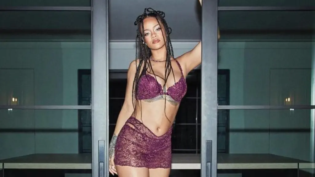 Rihanna: Μας δείχνει πως φορά το άρωμά της και γίνεται viral (vid)