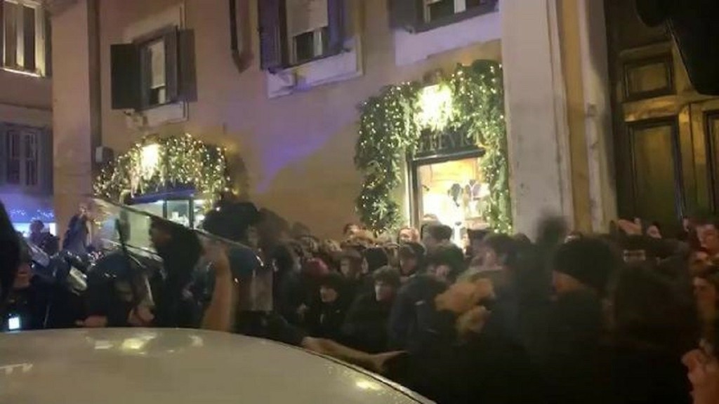 Ένταση μεταξύ μαθητών λυκείων και της αστυνομίας κοντά στη Βουλή της Ρώμης