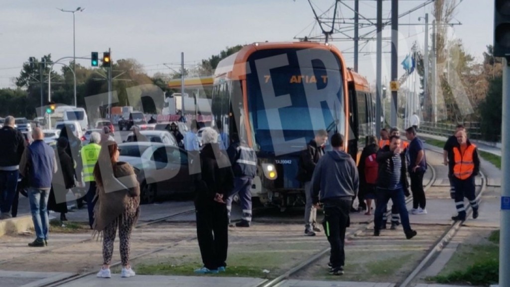Βίντεο από τη σύγκρουση τραμ με αυτοκίνητο στο Παλαιό Φάληρο: Μία γυναίκα νεκρή κι ένας άνδρας βαριά τραυματίας