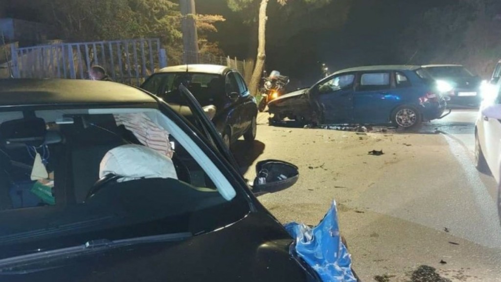 Σοβαρό τροχαίο στα Σπάτα – Αυτοκίνητο μπήκε στο αντίθετο ρεύμα και έπεσε πάνω σε δύο Ι.Χ.