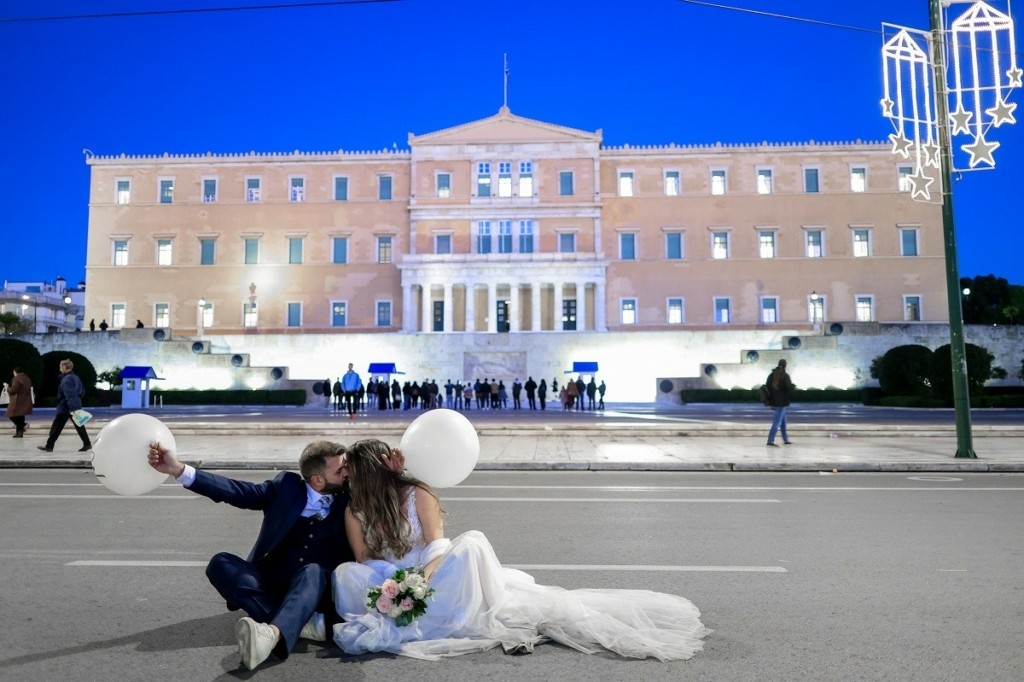 Σύνταγμα: Νεόνυμφο ζευγάρι φωτογραφήθηκε με φόντο τη Βουλή πριν την πορεία των ενστόλων