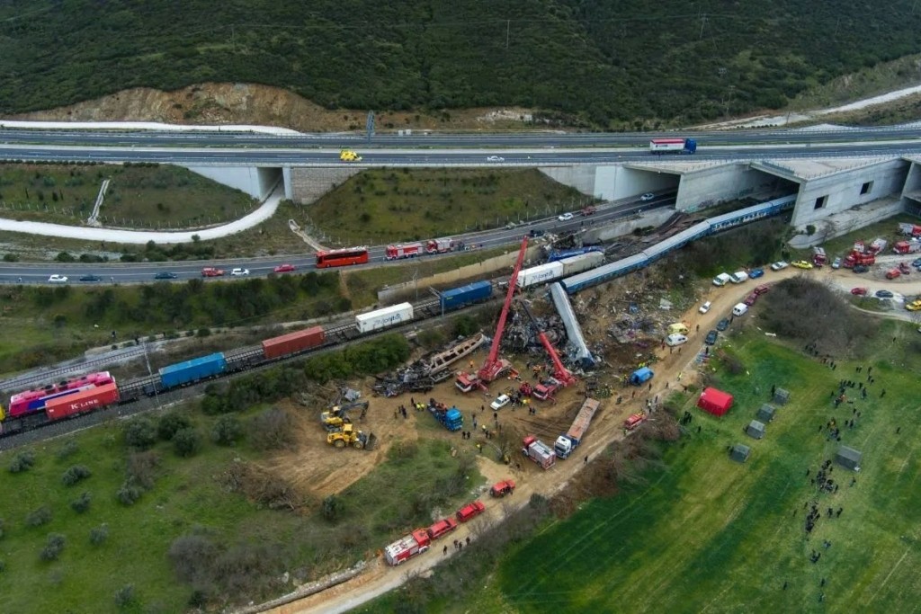 Τέμπη: Στη δημοσιότητα και το πόρισμα Τσακιρίδη: “Δεν έγινε έκρηξη στο πιλοτήριο της εμπορικής αμαξοστοιχίας”