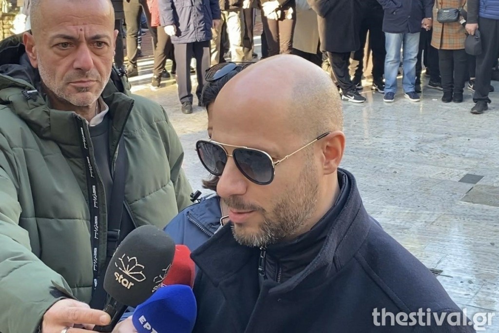 Θεσσαλονίκη: Ταξίδεψε 1000 χιλιόμετρα για να αποχαιρετήσει τον Βασίλη Καρρά (Vid)