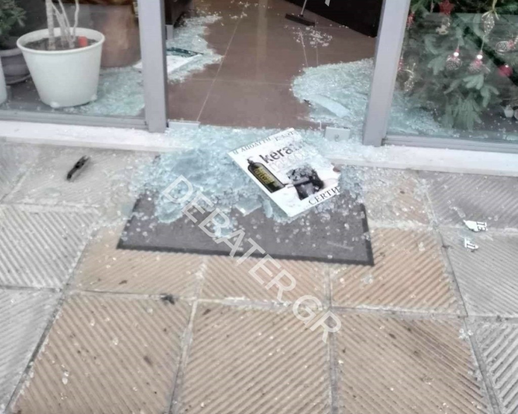 Θεσσαλονίκη: Άγνωστοι έσπασαν τζαμαρία και εισέβαλαν σε κομμωτήριο