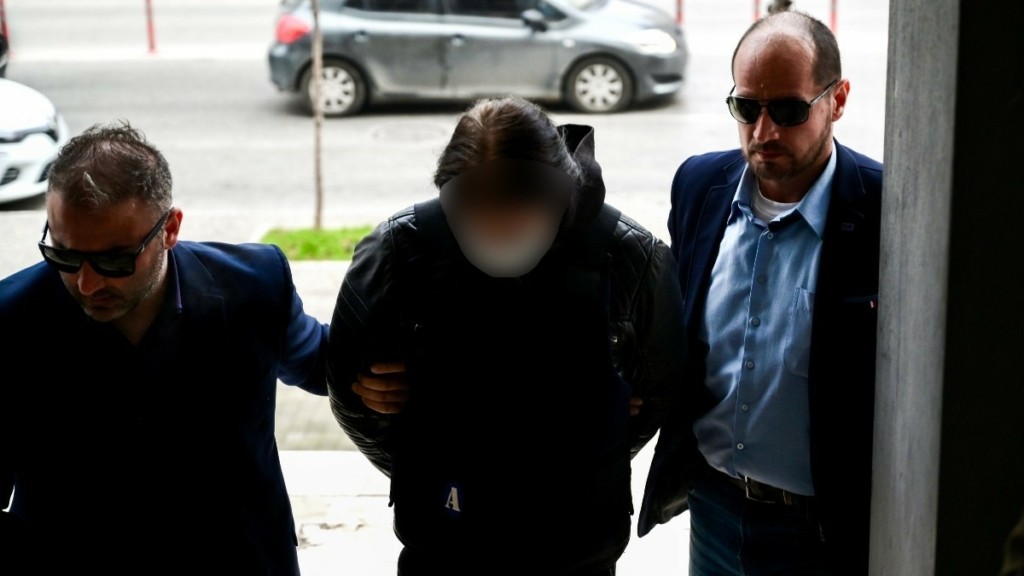 Θεσσαλονίκη: Με χειροπέδες και αλεξίσφαιρο στον ανακριτή ο Νορβηγός – «Δεν ήξερα ότι τον είχα σκοτώσει»