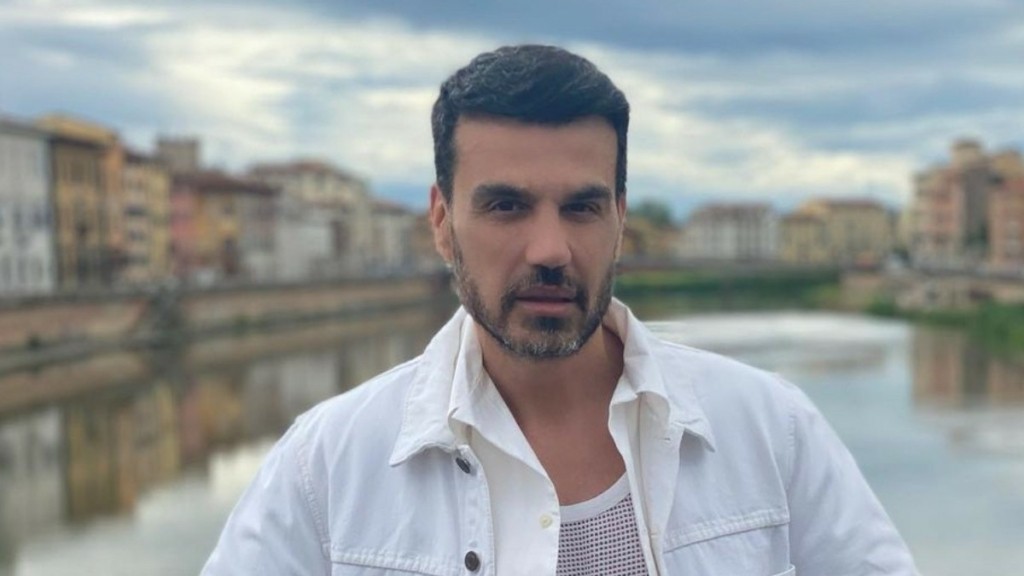 Παντελής Τουτουντζής: Ποζάρει με τον σύντροφό του και τα παιδιά τους δίπλα στο χριστουγεννιάτικο δέντρο