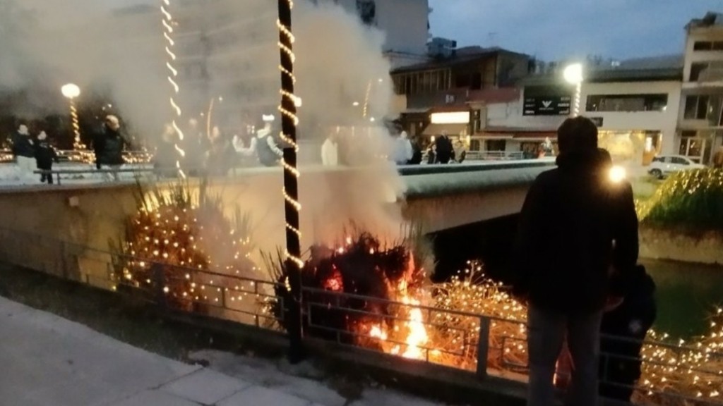 Τρίκαλα: Φωτιά στη γέφυρα του Ασκληπιού