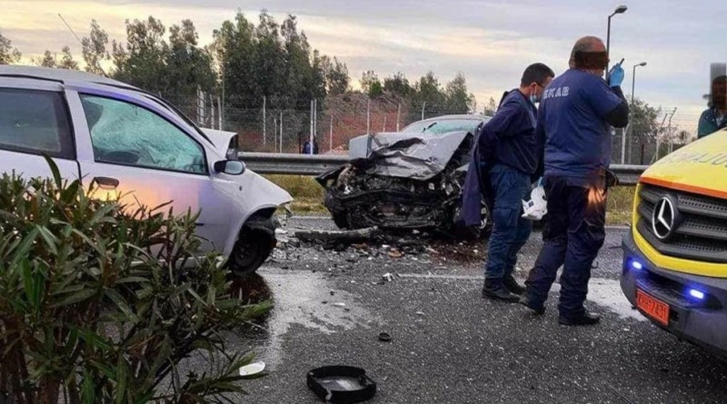 Τροχαίο στα Σπάτα: Ακαριαίος ο θάνατος των δύο οδηγών – Το ένα όχημα πέρασε πάνω από το διαχωριστικό διάζωμα