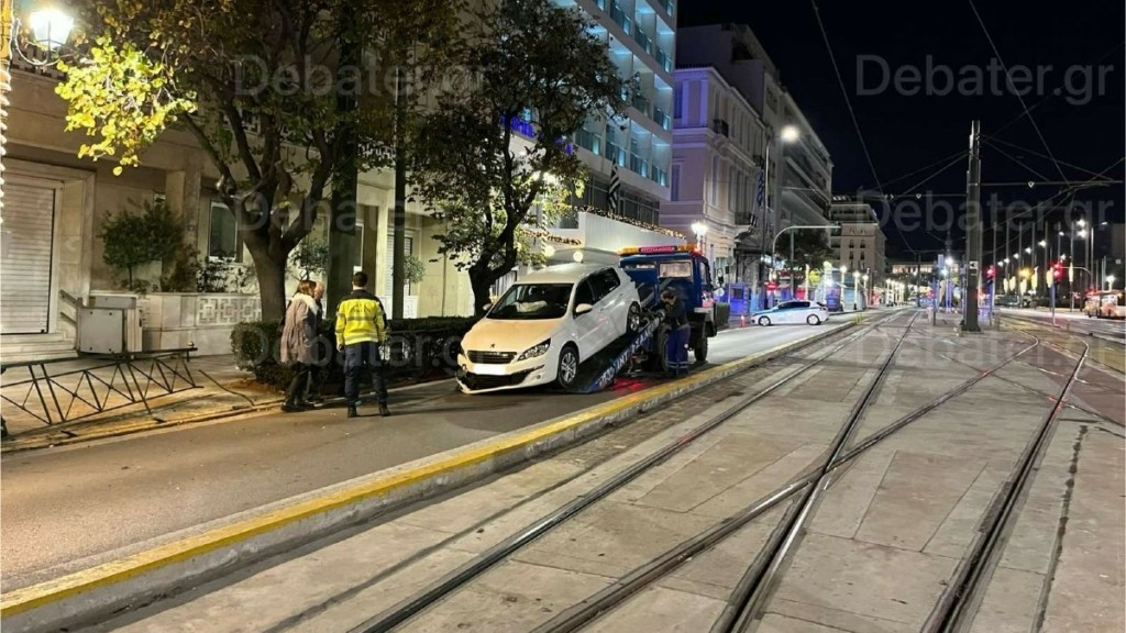 Τροχαίο τα ξημερώματα κοντά στη Βουλή – Αυτοκίνητο προσέκρουσε σε περίπτερο (pics&vids)