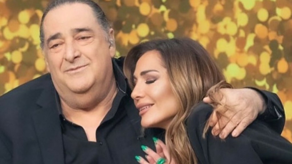 Δέσποινα Βανδή: “Κατέρρευσε” στην κηδεία του Βασίλη Καρρά –  Στο πλευρό της ο Βασίλης Μπισμπίκης