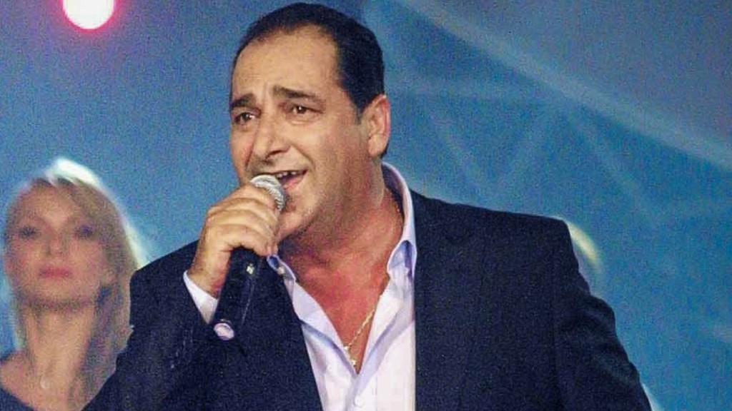 «Καλησπέρα και καλή βραδιά» – Γνωστοί καλλιτέχνες αποχαιρέτησαν από την πίστα τον «άρχοντα» Βασίλη Καρρά (vids)
