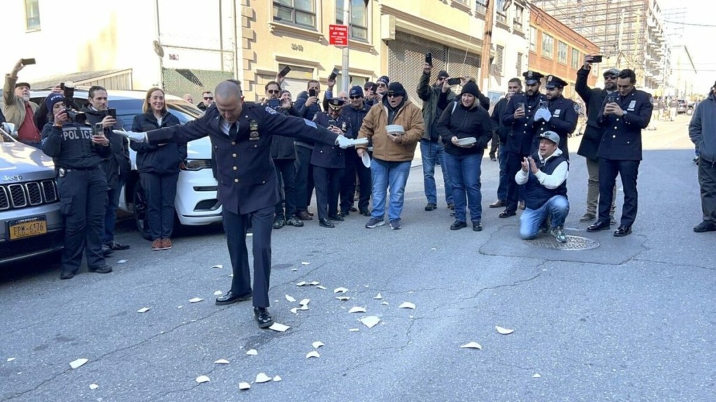 Νέα Υόρκη: Χορεύοντας ζεϊμπέκικο βγήκε στη σύνταξη ο ομογενής Διοικητής της Κ-9 (Vid)