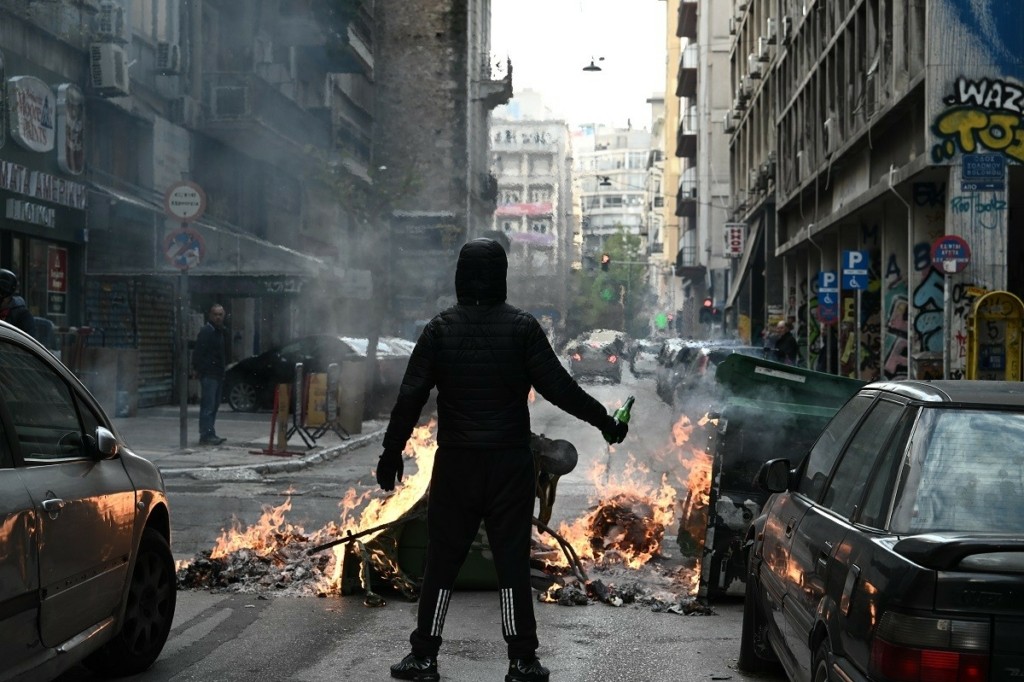 Νέος γύρος επεισοδίων στο κέντρο της Αθήνας – Άγνωστοι πέταξαν μολότοφ σε διμοιρία των ΜΑΤ