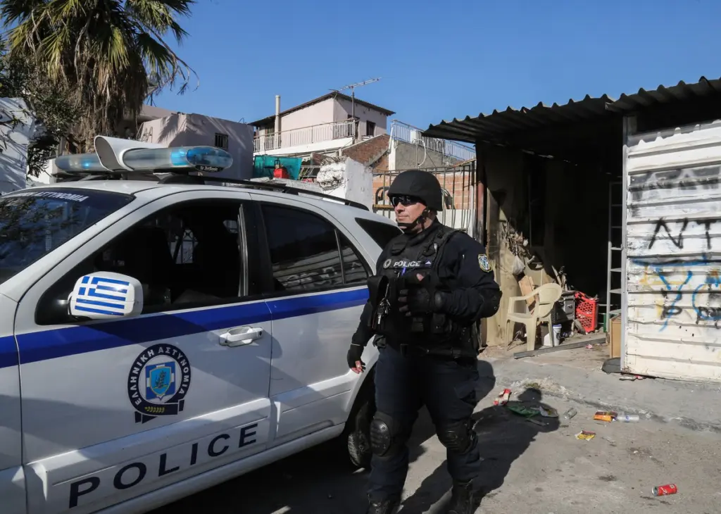Ρόδος: Σουηδοί προσπάθησαν να κατεβάσουν την ελληνική σημαία από την Υποδιεύθυνση Ασφαλείας