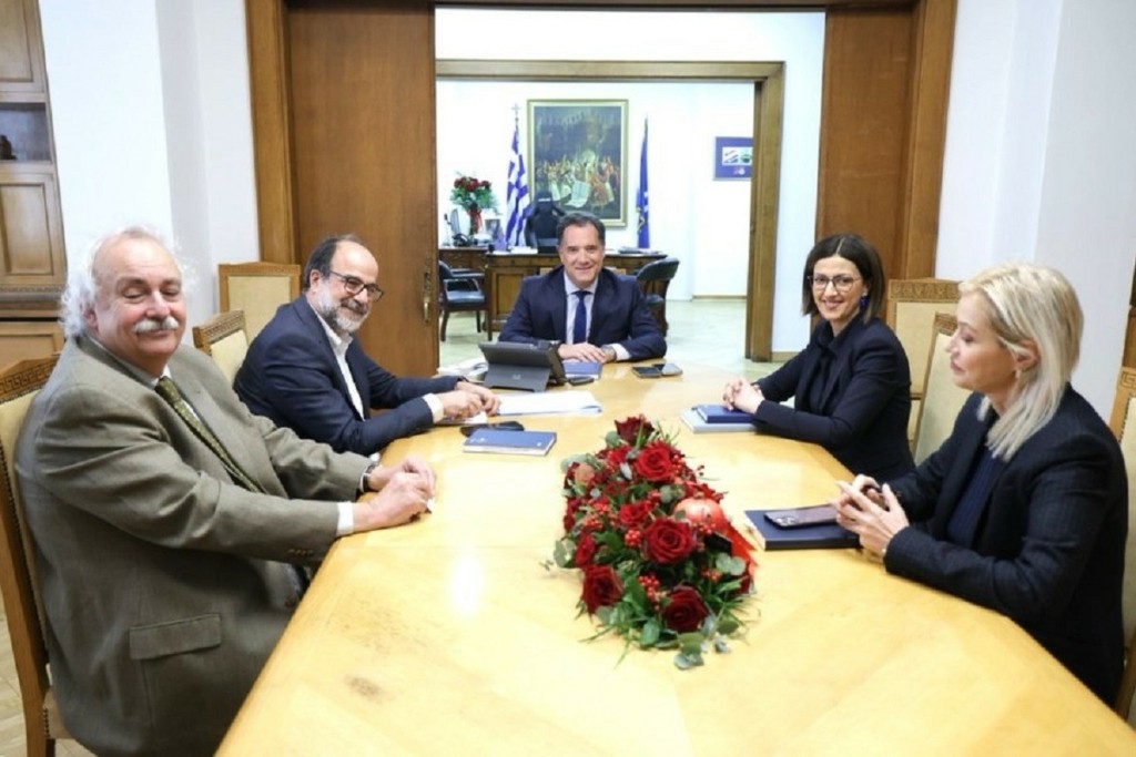 Άδωνις Γεωργιάδης: Συνάντηση με τους επικεφαλής του ΕΟΔΥ για την πορεία του κορονοϊού