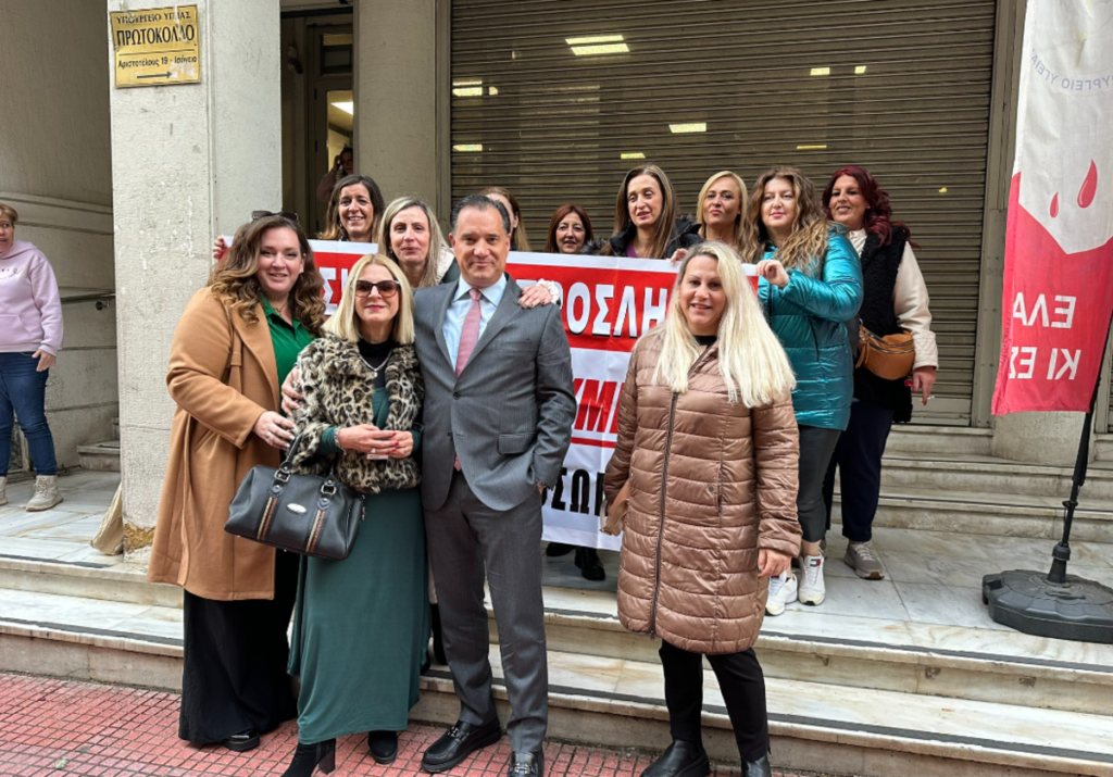 Άδωνις Γεωργιάδης: Τον υποδέχθηκαν διαδηλώτριες και εκείνος φωτογραφήθηκε μαζί τους (Pics)