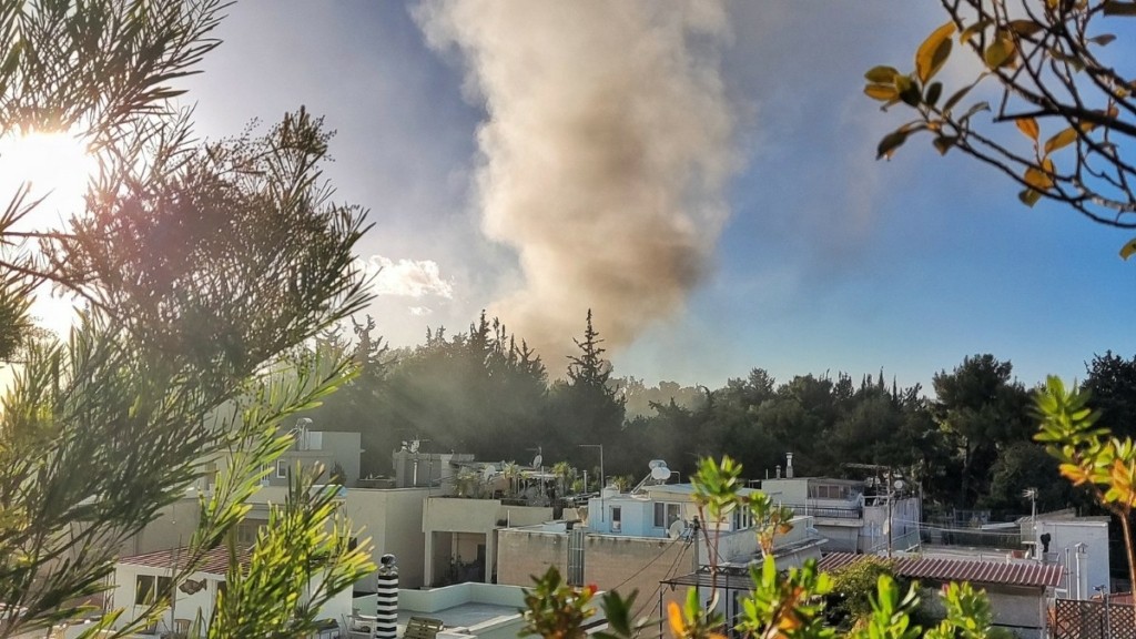 Φωτιά τώρα σε εγκαταλειμμένη καφετέρια στον Κολωνό