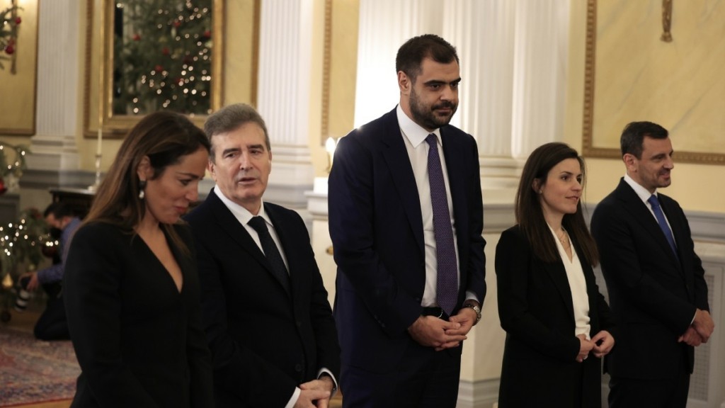 Ορκίστηκαν και αναλαμβάνουν καθήκοντα οι 6 της κυβέρνησης – Χαμόγελα και αφίξεις με συγγενικά πρόσωπα