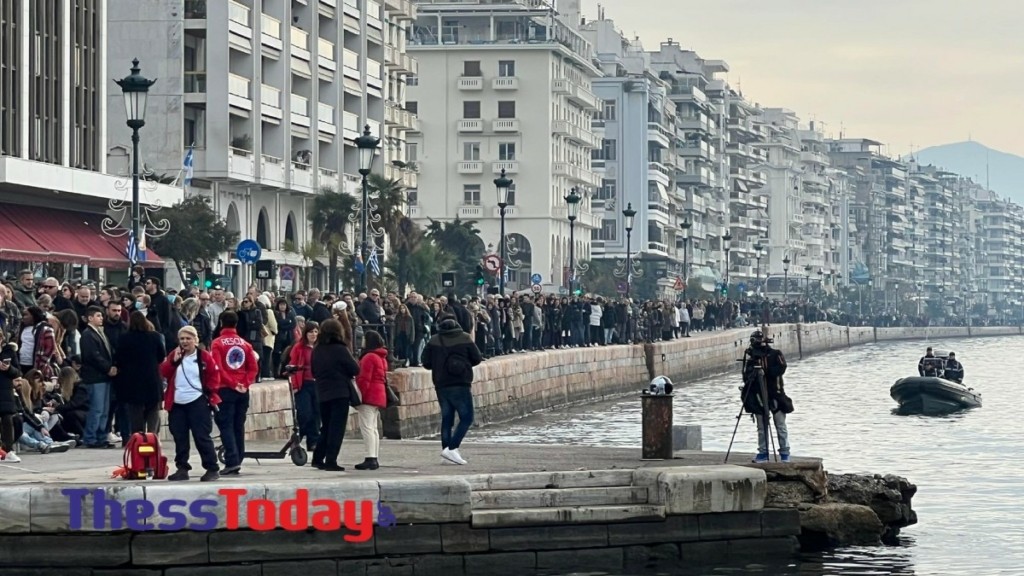 Θεσσαλονίκη: Για πρώτη φορά μετά από 60 χρόνια η κατάδυση του Τιμίου Σταυρού στο λιμάνι της πόλης – Φωτογραφίες και βίντεο
