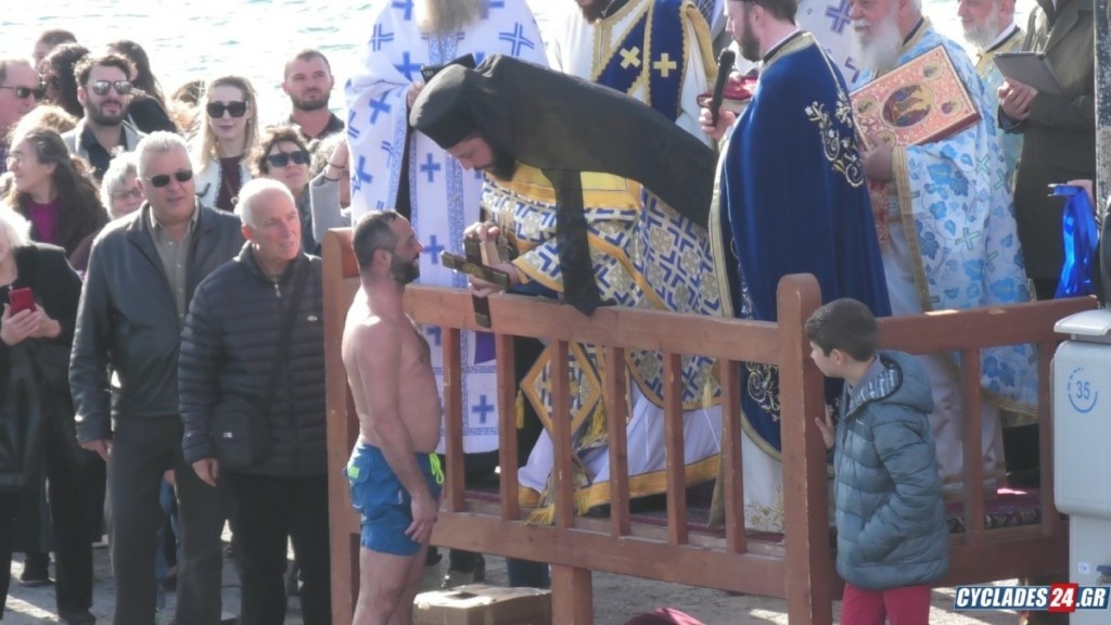 Νάξος: Με λαμπρότητα και φέτος τα Θεοφάνια – Ο Γρηγόρης Κουσίδης έπιασε τον Σταυρό