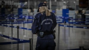 “Ελευθέριος Βενιζέλος”: Χειροπέδες σε 35χρονο που είχε κρύψει σε εξώφυλλα παιδικών βιβλίων 3 κιλά κοκαΐνης