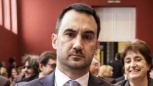 Χαρίτσης: «Εγκληματική οργάνωση» οι αγρότες για την κυβέρνηση που βγάζει λάδι τους ΟΠΕΚΕΠΕδες