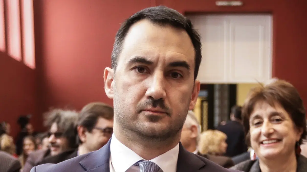 Χαρίτσης: «Εγκληματική οργάνωση» οι αγρότες για την κυβέρνηση που βγάζει λάδι τους ΟΠΕΚΕΠΕδες