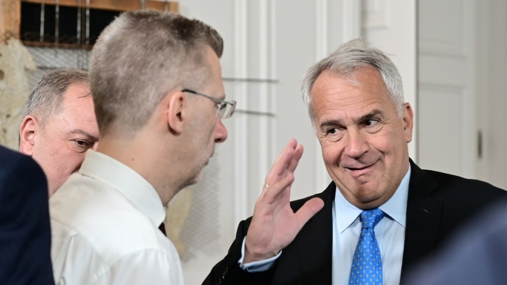 Ο Μητσοτάκης αρχίζει εκστρατεία ενημέρωσης των “γαλάζιων” βουλευτών για τα ομόφυλα ζευγάρια