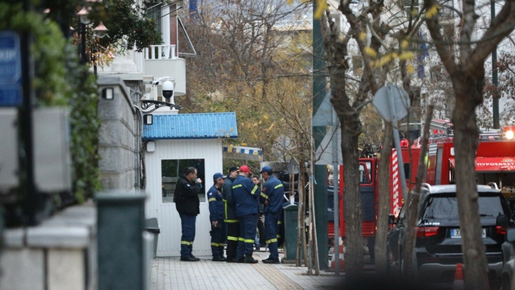 Πυρκαγιά ξέσπασε το πρωί σε αποθηκευτικό χώρο κοντά στο Μέγαρο Μαξίμου – Φωτογραφίες