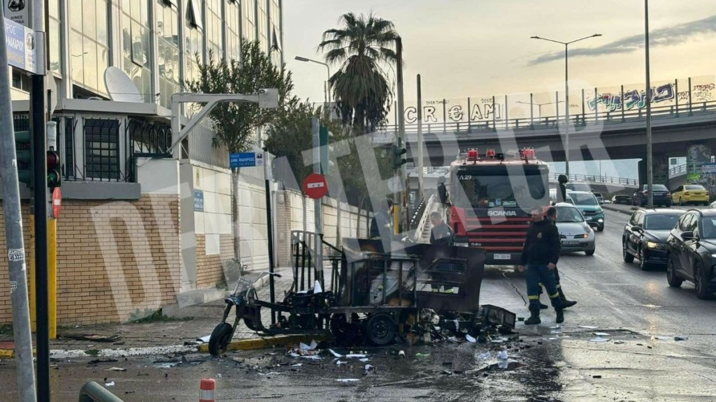 Φωτιά σε τρίκυκλο στο Νέο Φάληρο κοντά στον ΣΚΑΪ
