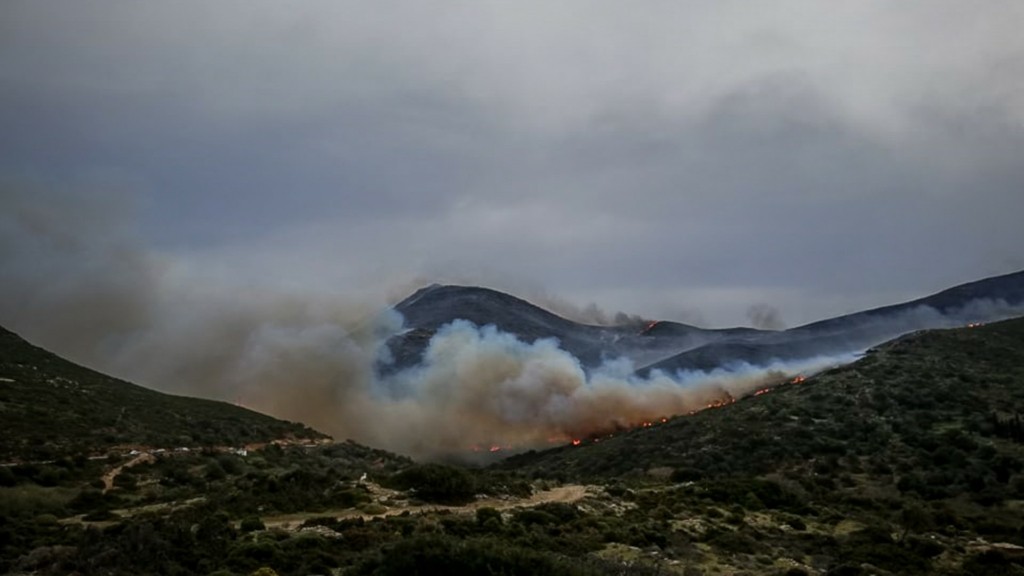 Φωτιά ΤΩΡΑ στην Άνδρο – Σηκώθηκε αεροπλάνο – Πάνε δυνάμεις από Σύρο και Τήνο