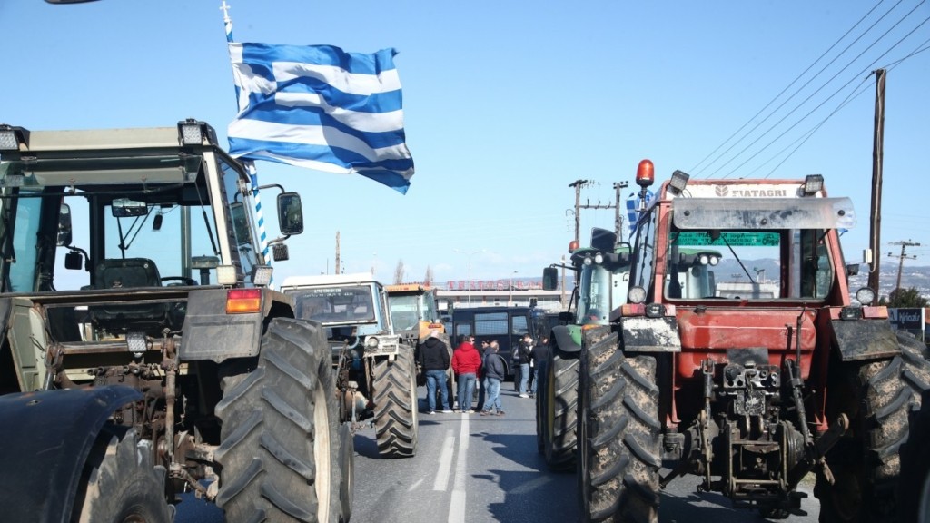 Κλειστή από τρακτέρ η εθνική οδός Ιωαννίνων -Κακκαβίας στον κόμβο Καλπακίου