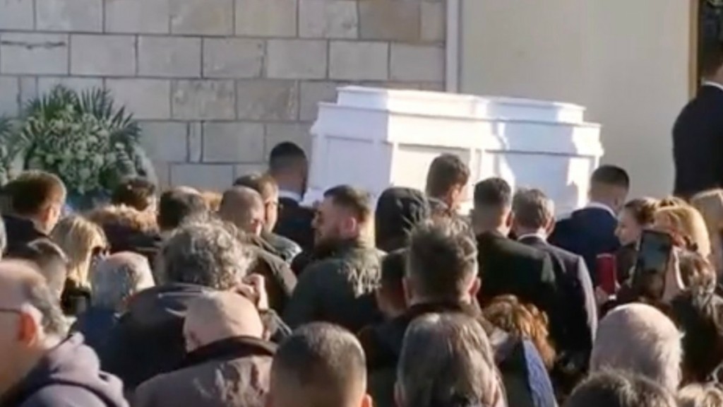 Σπαραγμός στην κηδεία του Μπάμπη Κούτσικου – Υποβασταζόμενη η μητέρα του (vid)