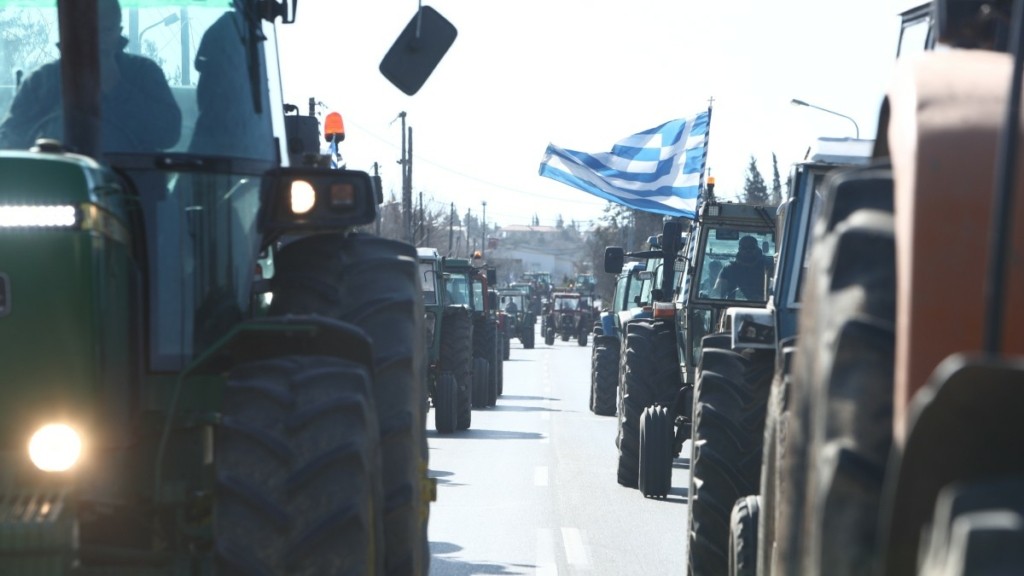 Εκπρόσωπος αγροτών: Στην Αθήνα θα κατέβουμε με όσο περισσότερα τρακτέρ μπορούμε (Vid)