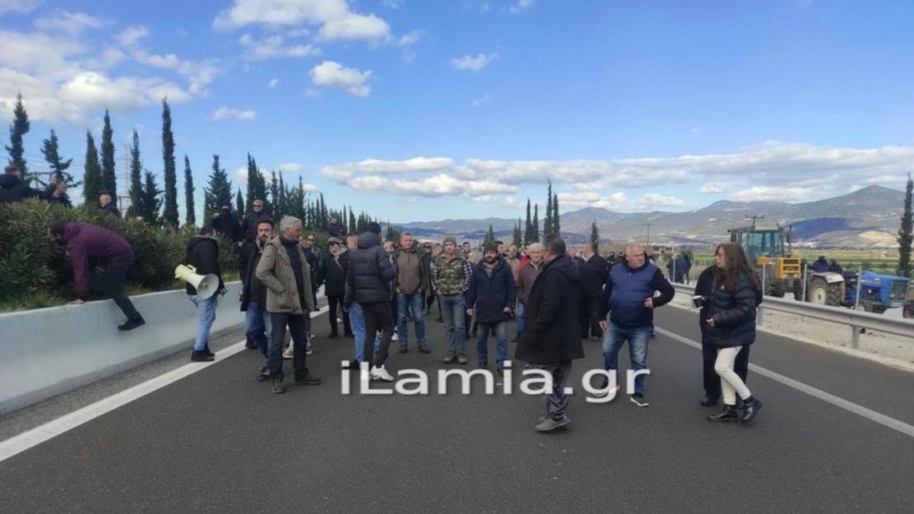 Λαμία: Αγρότες έκλεισαν συμβολικά την εθνική οδό Αθηνών-Λαμίας στο ύψος της Ανθήλης