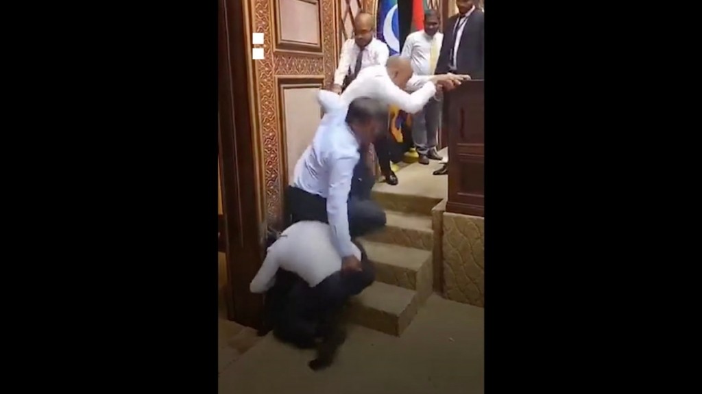 Μαλδίβες: Απίστευτο ξύλο στο κοινοβούλιο μεταξύ βουλευτών – Δείτε βίντεο