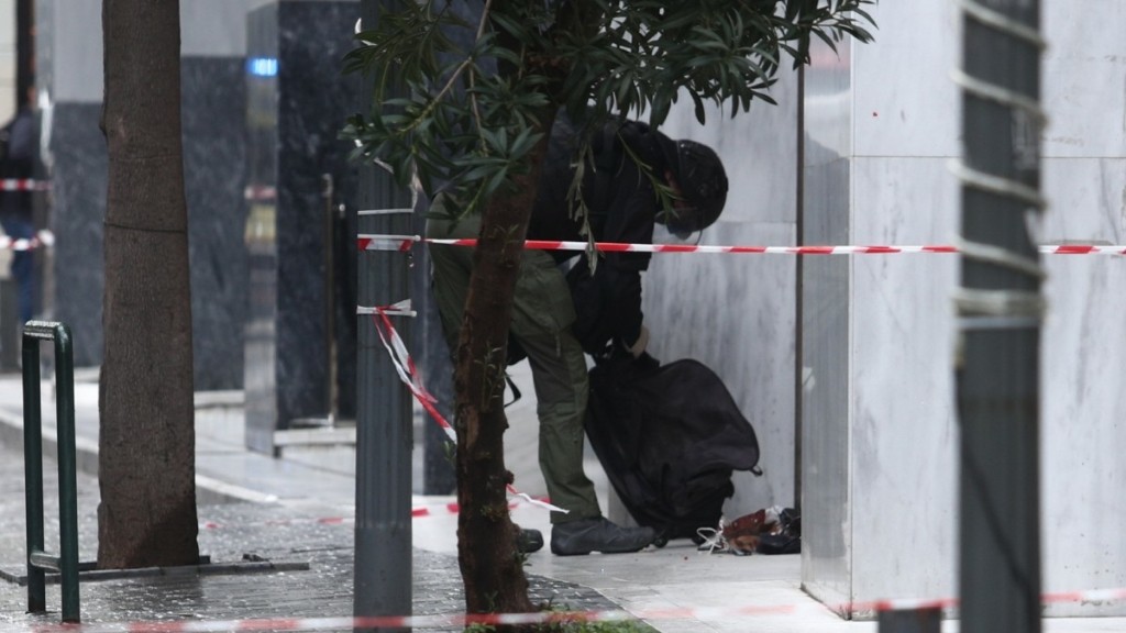 Ύποπτος χαρτοφύλακας έξω από εταιρεία κούριερ στη Μητροπόλεως – Μεταβαίνει το ΤΕΕΜ