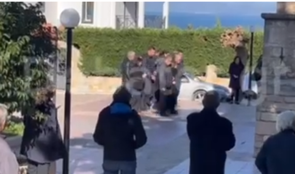 Χαλκίδα – Κηδεία 43χρονου: Τραγική φιγούρα η μητέρα του – “Γιατί; Τι σου έκανε;” (Vid)