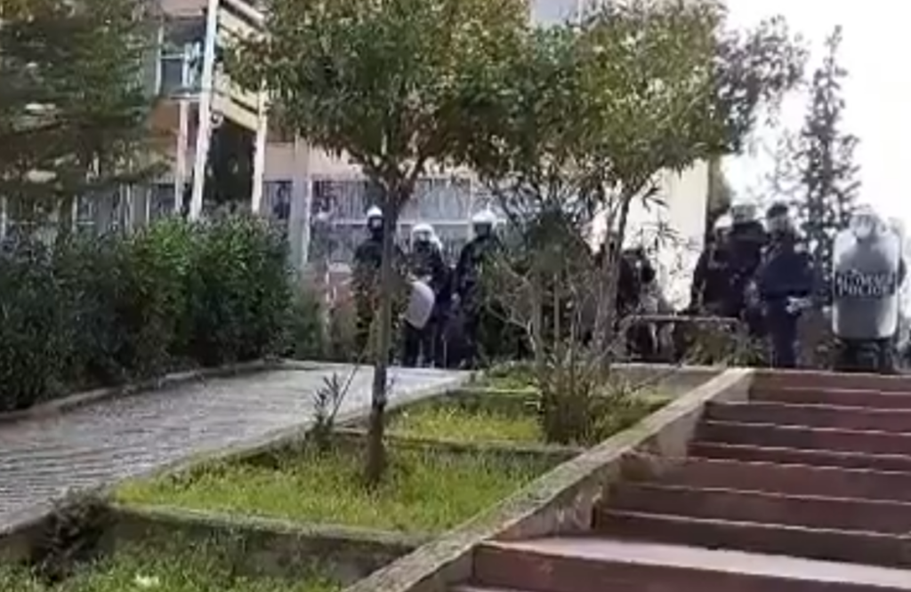 Πολυτεχνειούπολη: Εκκενώθηκε η κατάληψη της Πρυτανείας – Ένταση μεταξύ φοιτητών και αστυνομικών