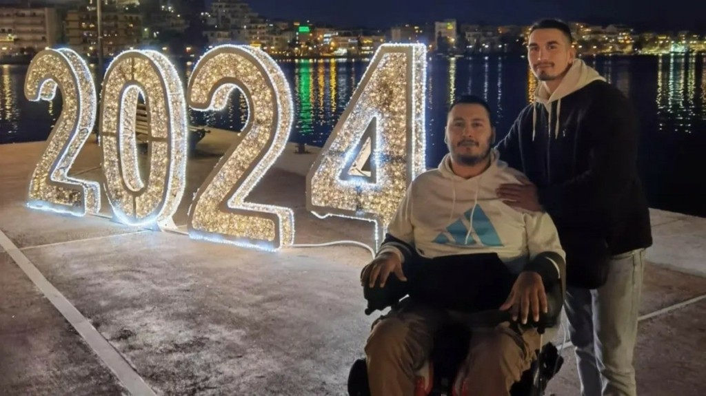 Χαλκίδα: Συγκινεί ο 26χρονος που έμεινε ανάπηρος όταν έπεσε για τον σταυρό το 2021 – “Δώστε μια αγκαλιά στους δικούς σας”
