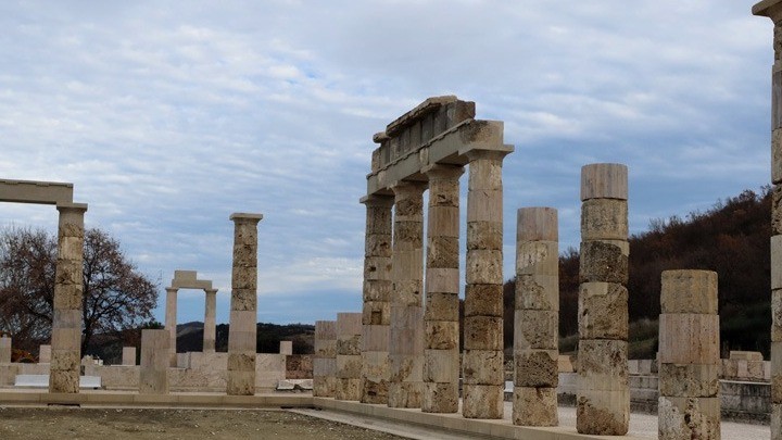 Σήμερα τα εγκαίνια του αναστηλωμένου ανακτόρου του Φιλίππου Β’ στις Αιγές – Το μεγαλύτερο αρχαιολογικό μνημείο στην Ελλάδα