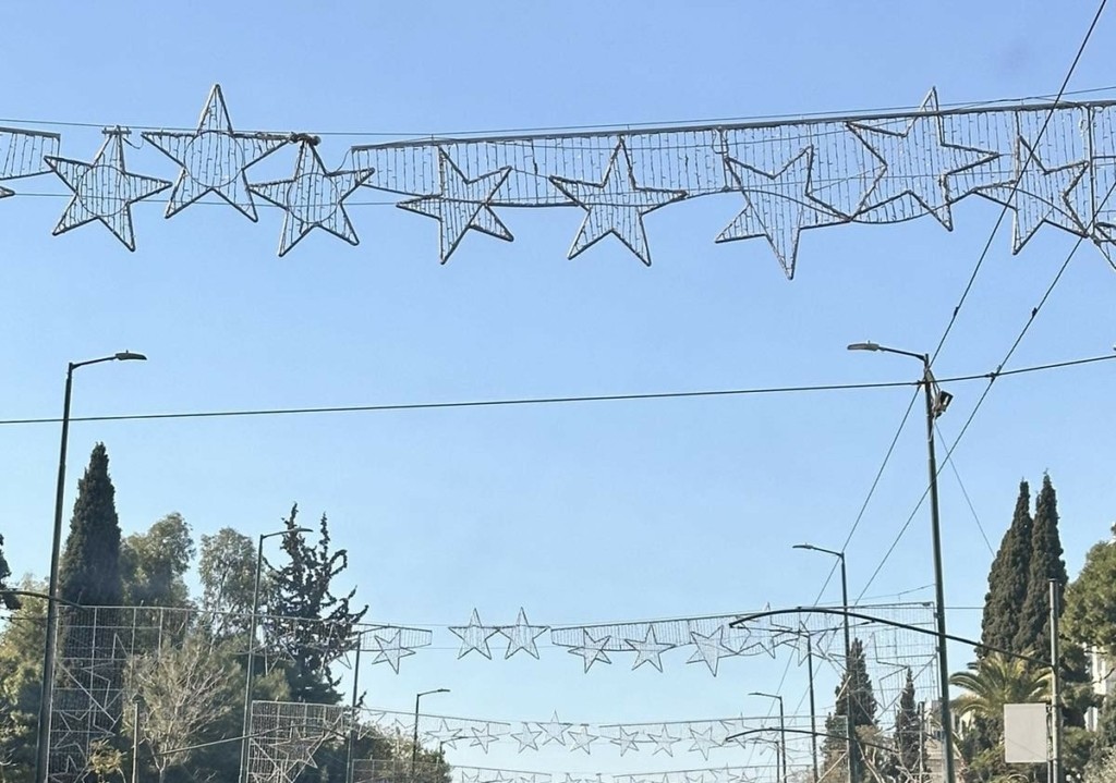 Έτοιμη και για τα επόμενα Χριστούγεννα η Αθήνα – Παραμένει μέρος του στολισμού στους δρόμους (Pics)