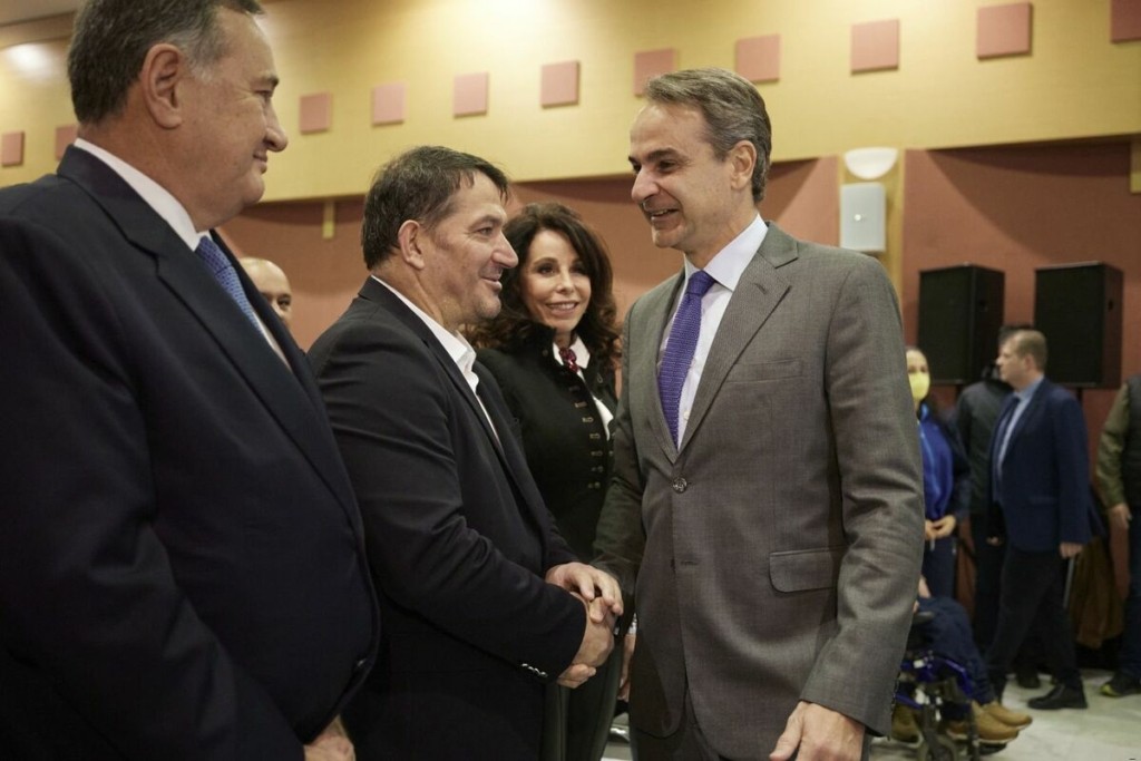 Θερμή χειραψία Μητσοτάκη – Δήμα: “Κλειδώνει” η υποψηφιότητά του στις ευρωεκλογές με τη ΝΔ