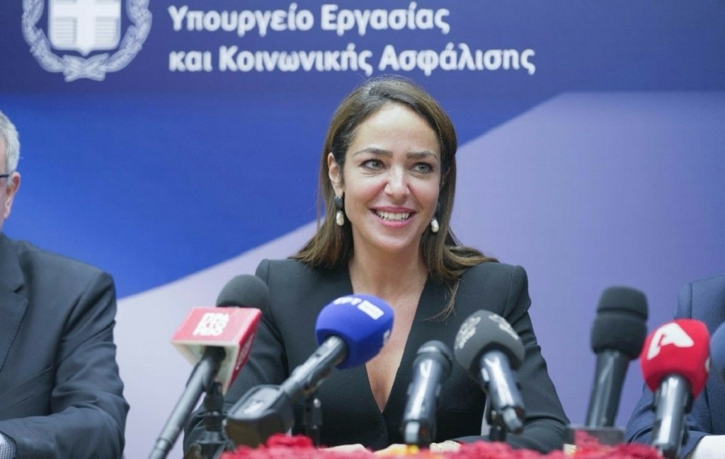 Παρέλαβε τα ηνία στο υπουργείο Εργασίας η Μιχαηλίδου – «Δύσκολα τα πράγματα αλλά θα τα καταφέρουμε»